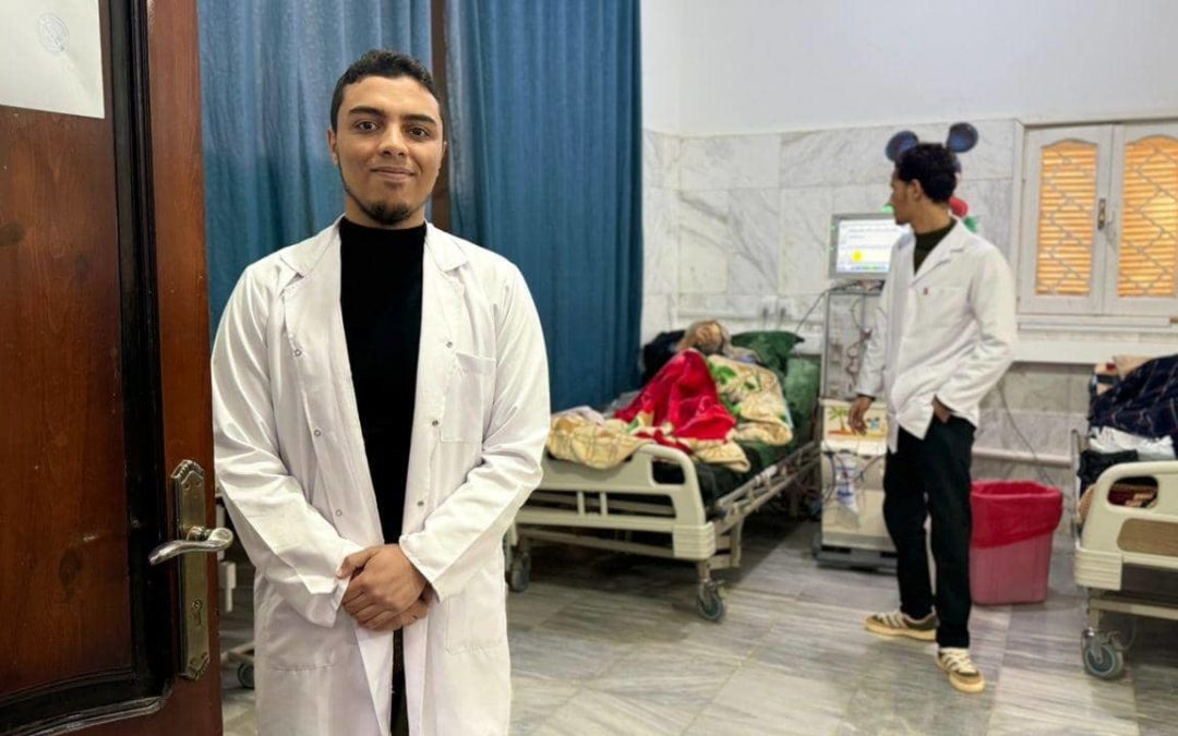 كلية الطب المرج تنفذ مبادرة إنسانية لتوزيع سلات رمضانية